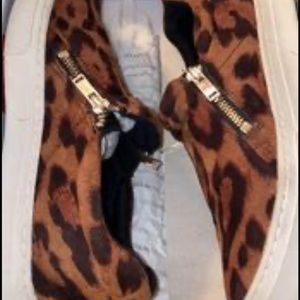 These are like new. They were too tight kept in the box in my closet. Zip sides